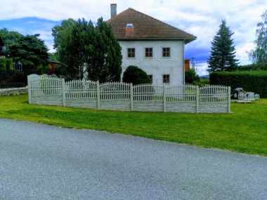 Ukázka z realizace - Lipno, rodinný domek - betonový plot s výplní