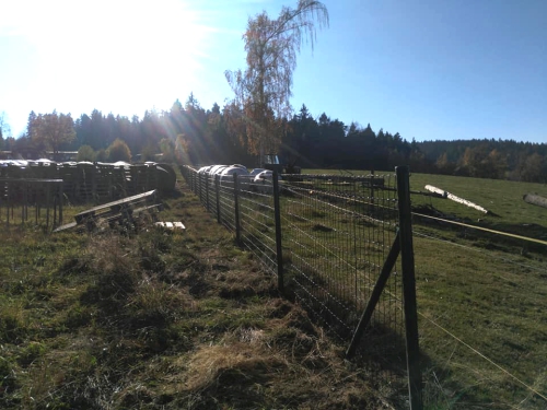 Vimperk - drátěný plot okolo pozemku