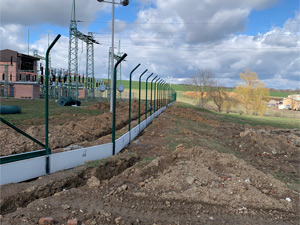 Ukázka realizace od firmy Ploty-Boček - Oplocení trafostanice ČEZ Chrástavice. Sloupky s nosem a podhrabovou deskou, výška 250cm.